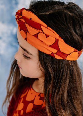 The organic cotton girls headband with red hearts is easy to wear. Shop the best & most stylish sustainable girls gifts & presents online at MiliMilu Lifestyle.