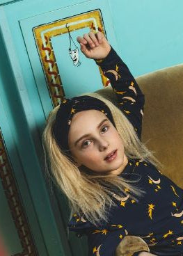 The organic cotton girls headband with stars is part of MiliMilu Lifestyle sustainable hair accesories collection and the best girls gifts and Christmas gifts.
