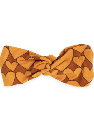 The organic cotton girls headband with red hearts is easy to wear. Shop the best & most stylish sustainable girls gifts & presents online at MiliMilu Lifestyle.