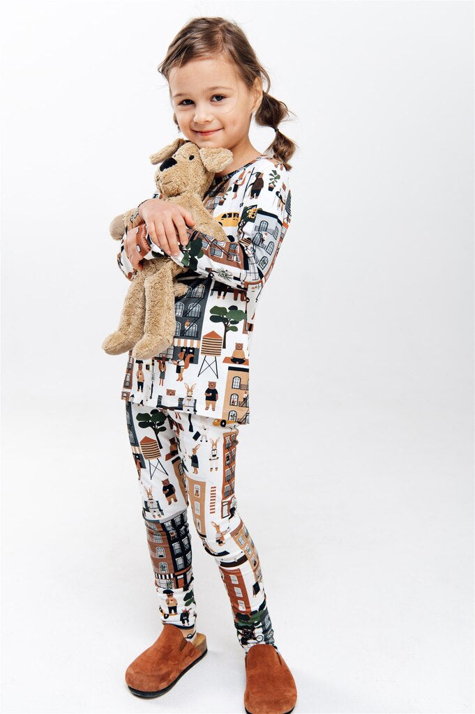 The kids long-sleeved top is breathable and comfortable with a very fun New York print. The whole family matching is available and Mini Me fashion at MiliMilu.