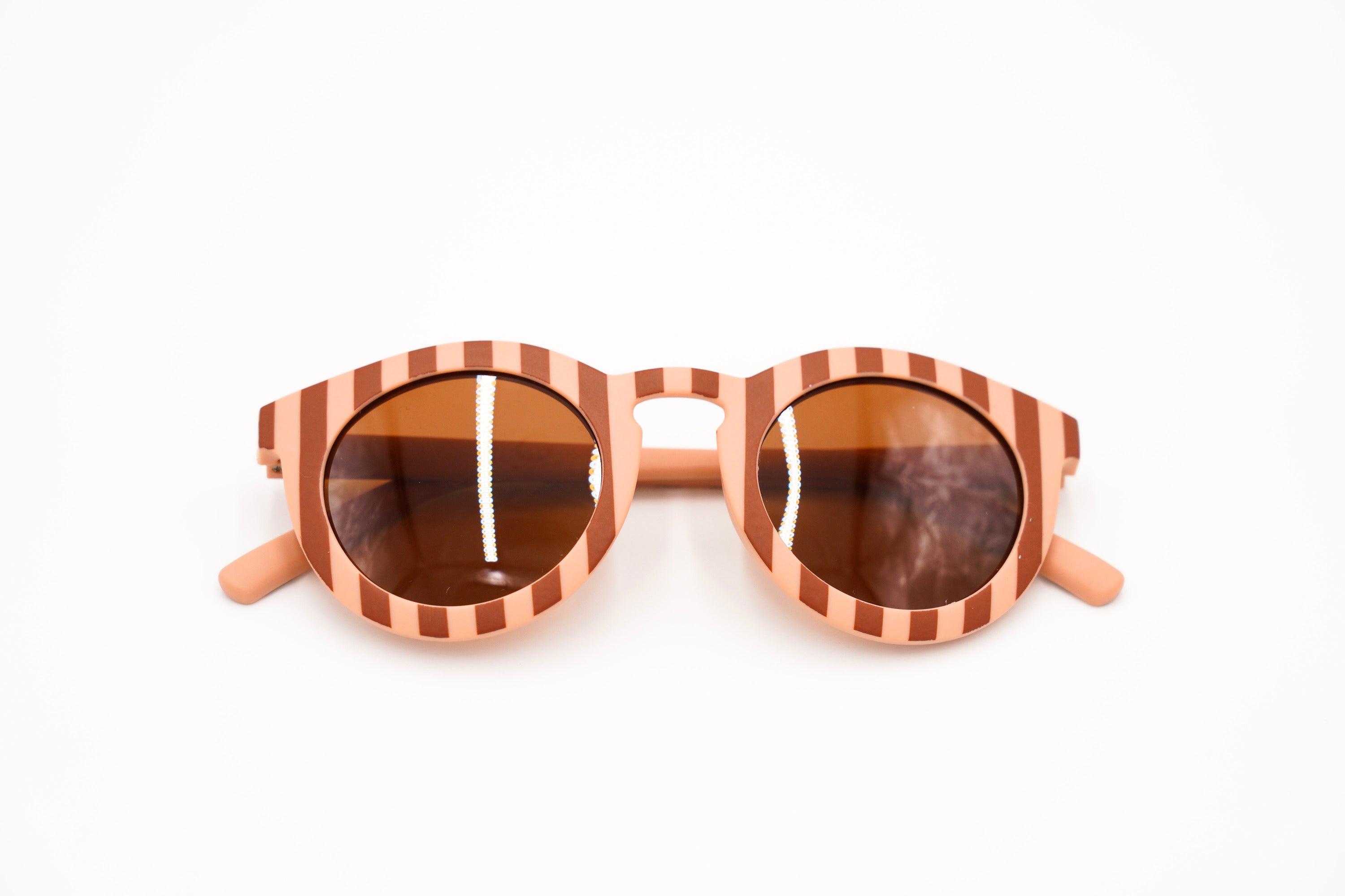 The sustainable kid's sunglasses in pink and red colour by Grech & Co are featured in an eco-friendly/non-toxic break-resistant material. Kids’ sunglasses with polarised lenses and with UV400 protection from the sun. Shop the best sustainable kids' sunglasses online in Hong Kong and Singapore.