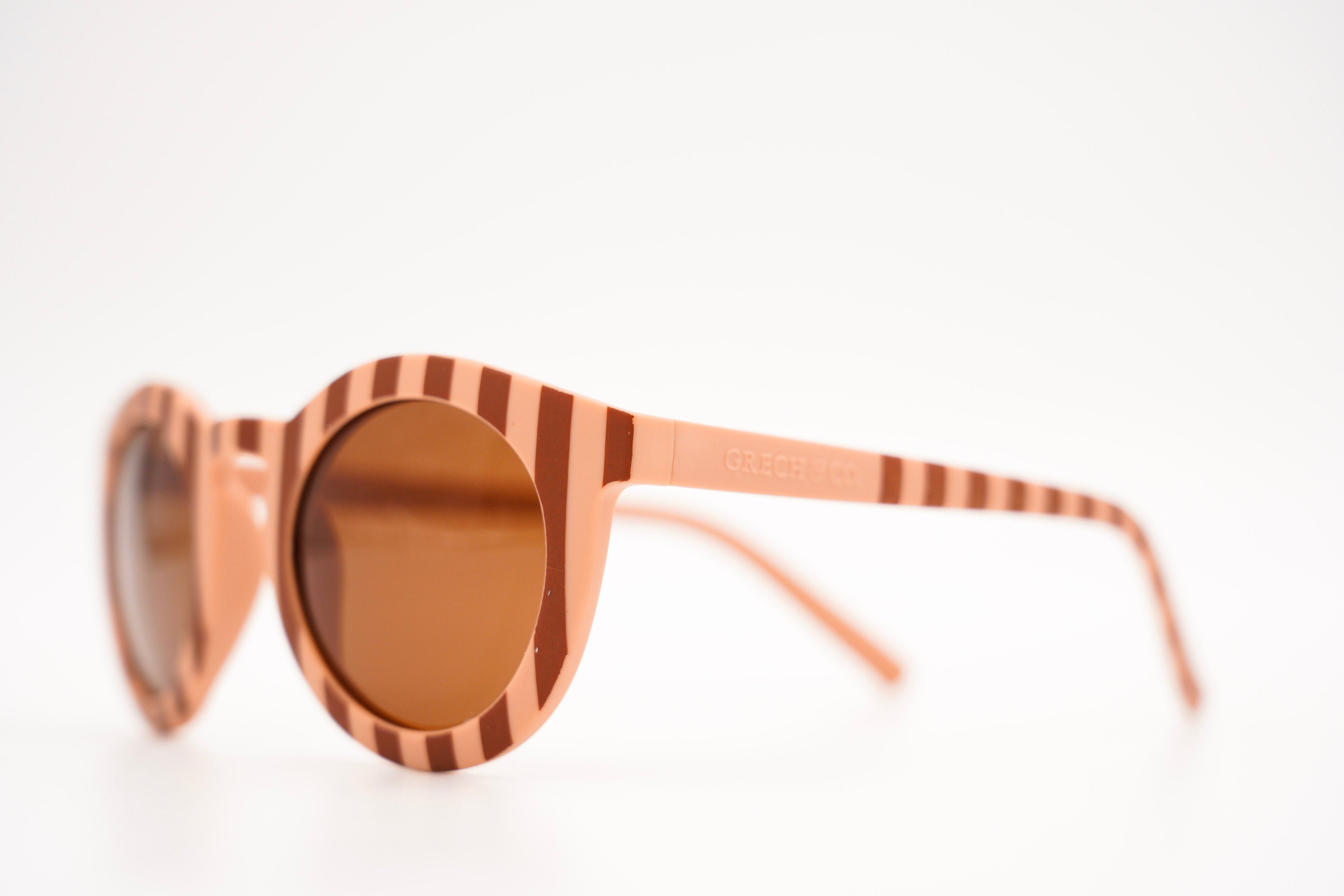 The sustainable kid's sunglasses in pink and red colour by Grech & Co are featured in an eco-friendly/non-toxic break-resistant material. Kids’ sunglasses with polarised lenses and with UV400 protection from the sun. Shop the best sustainable kids' sunglasses online in Hong Kong and Singapore.