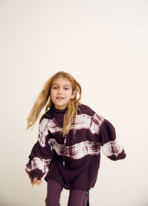 Olivia girl dress is made with organic cotton muslin with a tie-dye print. Olivia girl dress is loose fit. MiliMilu offers sustainable kids and women fashion.