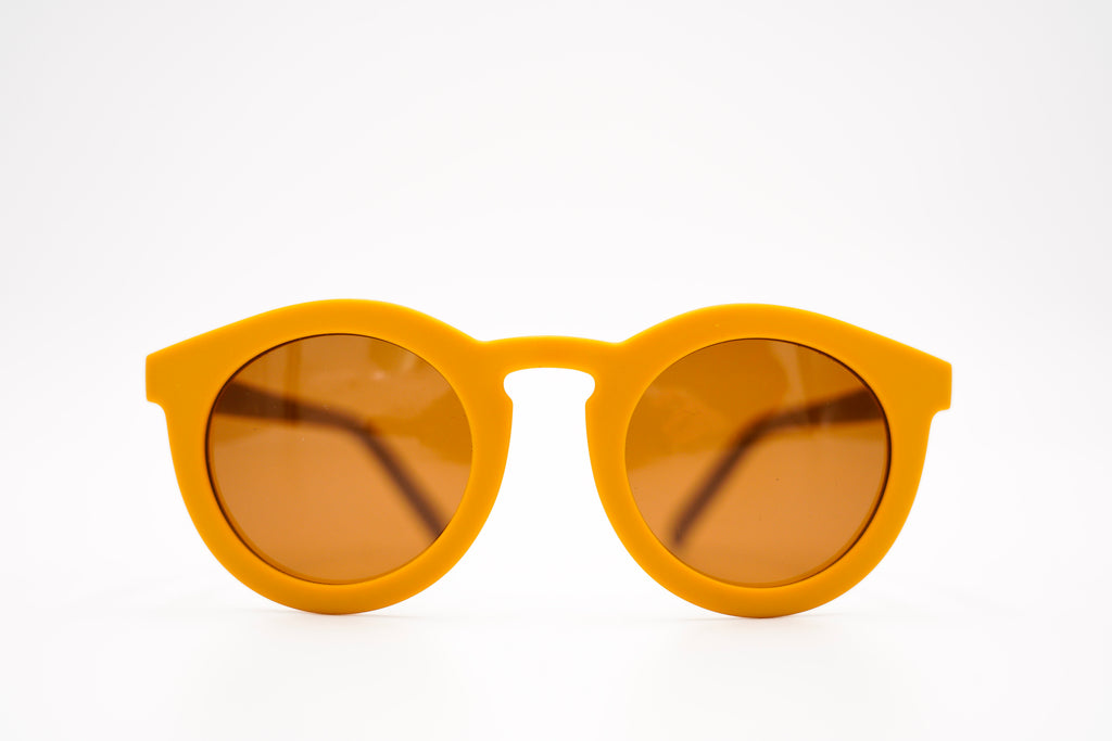 The new kids sunglasses in yellow colour by Grech & Co is featured in an eco-friendly/non-toxic break-resistant material. Sustainable sunglasses are the conscious choice for kids’ sunglasses with polarised lenses and UV400 protection from the sun. MiliMilu offers sustainable sunglasses for kids, babies, teen and adult