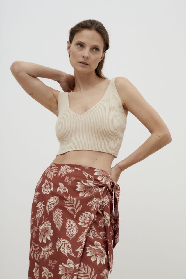 The organic cotton women crop top is trendy and lightweight. This organic cotton crop top is feminine and comfortable, you can wear it as top or underlayer. Made in Portugal by The New Society. Shop stylish women summer tops and women crop tops online in Hong Kong and Singapore. Perfect gift for women and moms.