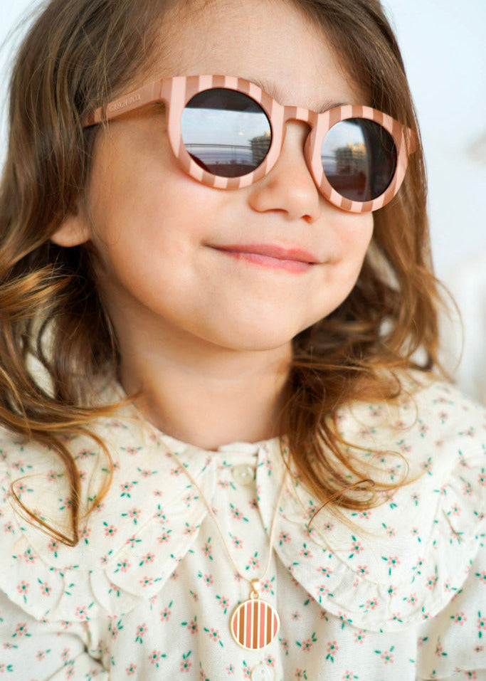 Sustainable kids sunglasses in pink and red by Grech & Co with polarised lenses and UV400 protection . Shop the best sustainable kids sunglasses at MiliMilu.