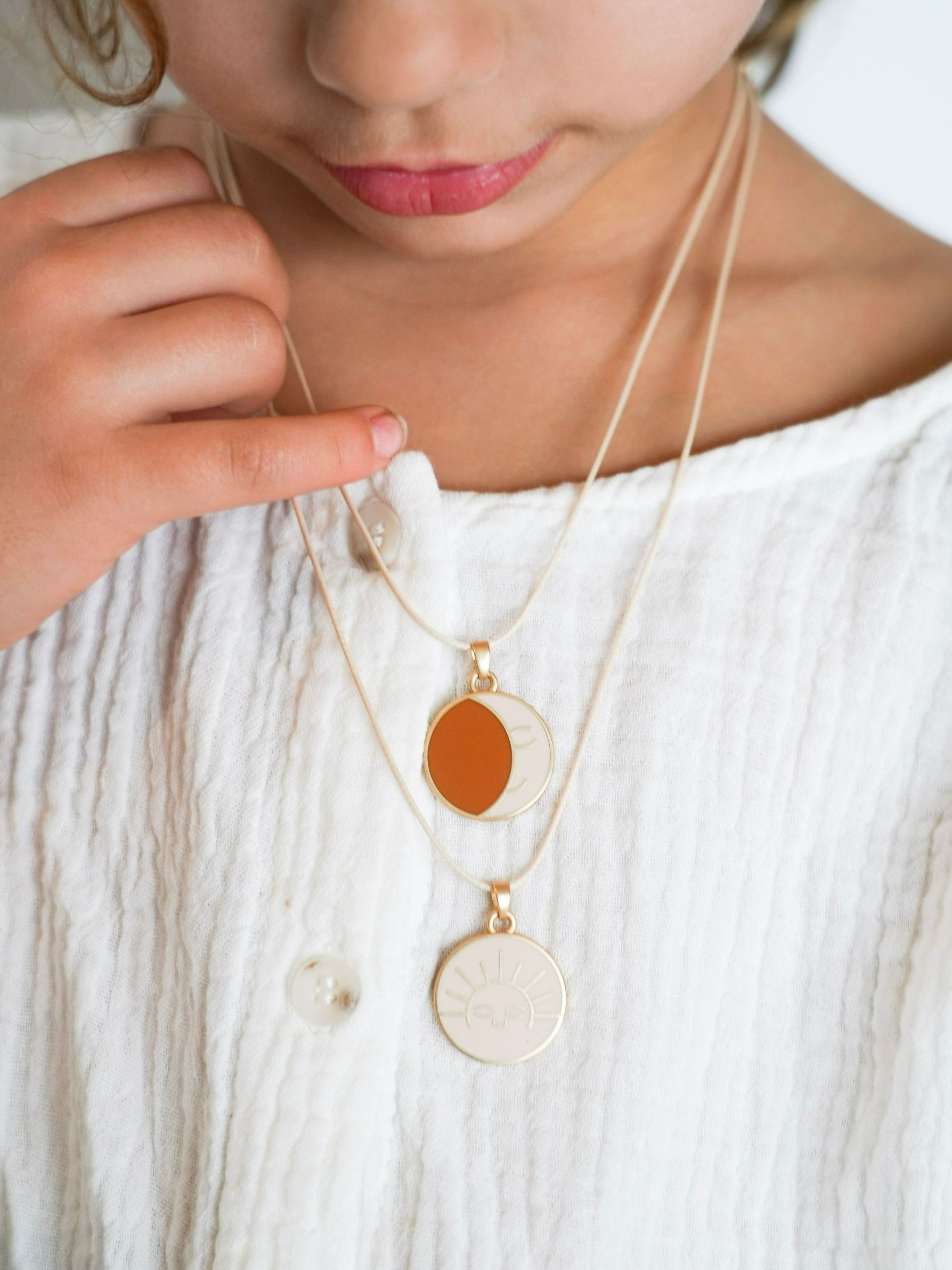 The friendship necklace set Sun and Moon for girls is a stylish necklace made from eco materials by Grech&Co online in Hong Kong and Singapore. Lightweight and stylish to wear daily, the perfect girl's gift or kid leaving present. MiliMilu offers sustainable kids' jewellery online in Hong Kong and Singapore.