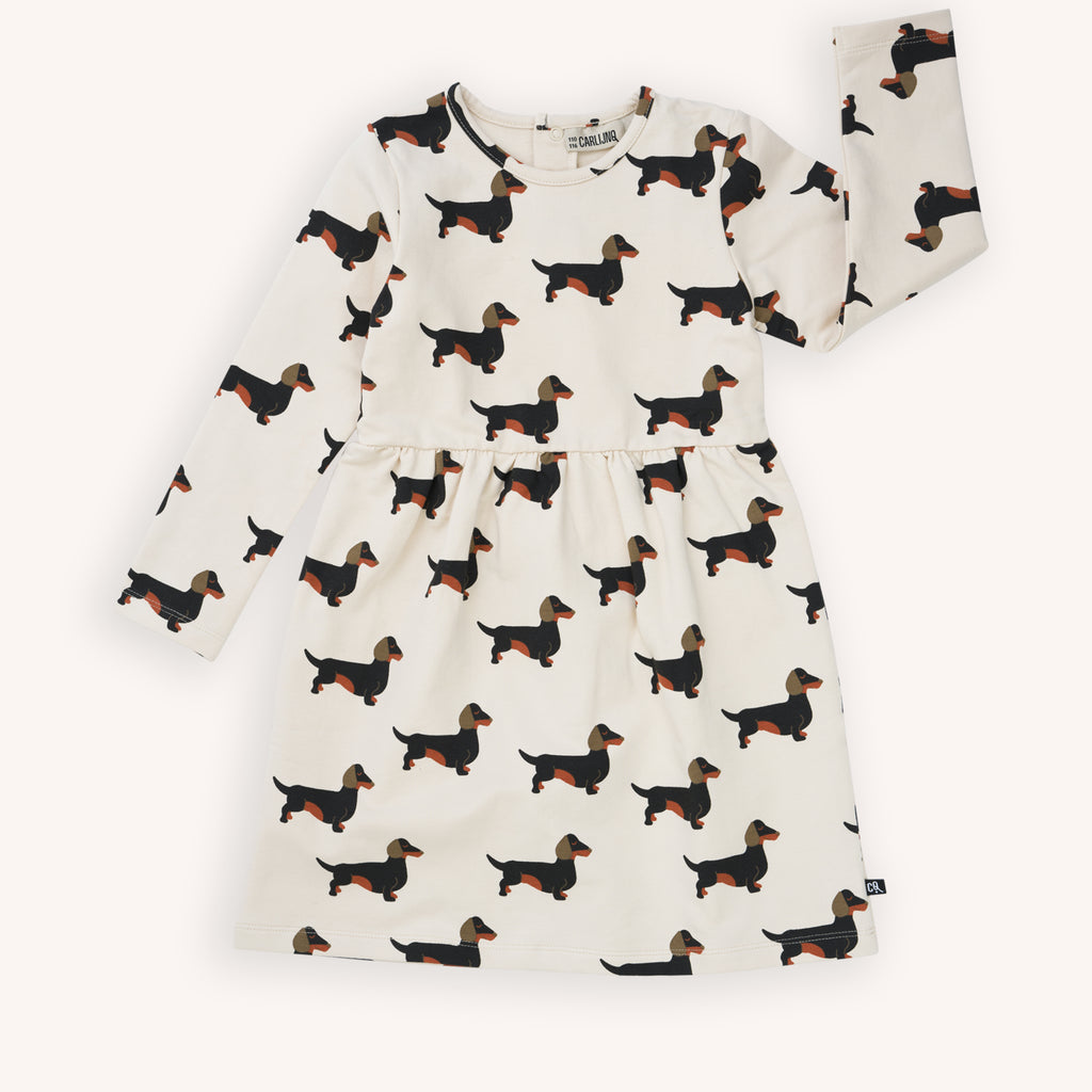 Shop an organic cotton girl's dress with long sleeves and the coolest dachshund print online in Hong Kong and Singapore at MiliMilu. MiliMilu offers a wide range of practical and stylish kids' clothing made from organic and eco-friendly fabrics. The best selection for girls' birthday presents and Christmas presents.