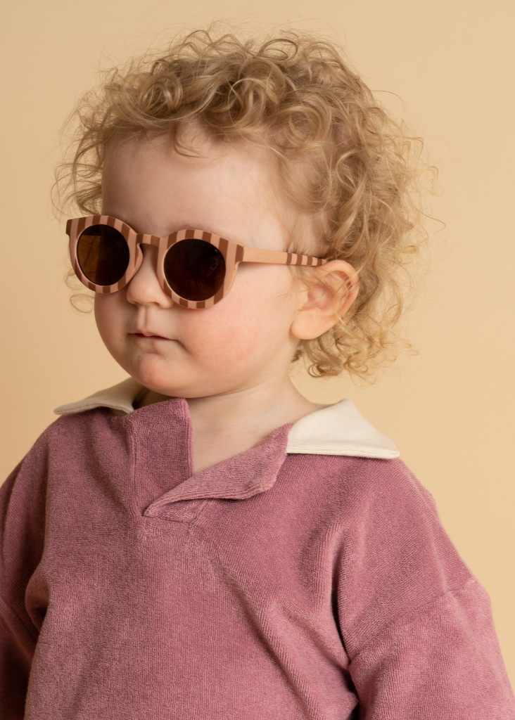 Sustainable baby sunglasses in pink and red with polarised lenses and with UV400 protection. Mommy and Me sunglasses for Mini-Me matching oonline at MiliMilu.