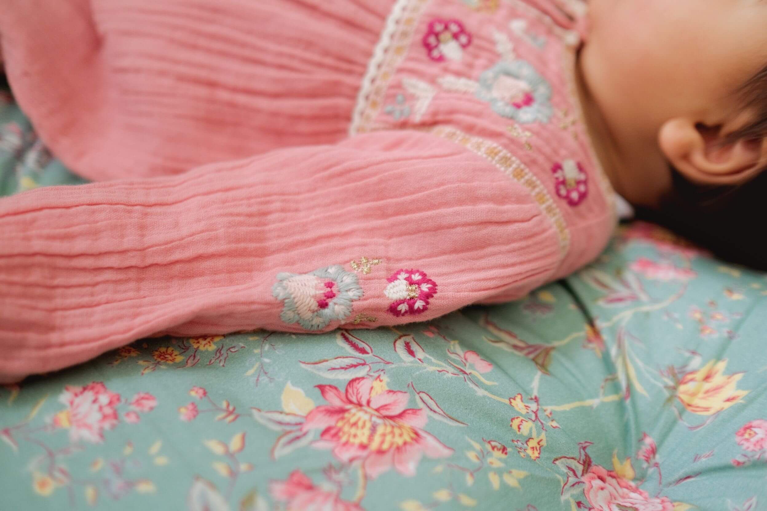 Shop an organic muslin baby girl jumpsuit in a beautiful pink colour with floral embroideries by Louise Misha online in Hong Kong and Singapore at MiliMilu. Organic muslin baby clothing is breathable, easy to wear and made for babies with sensitive skin. Shop organic baby clothing and baby presents and Christmas gifts.