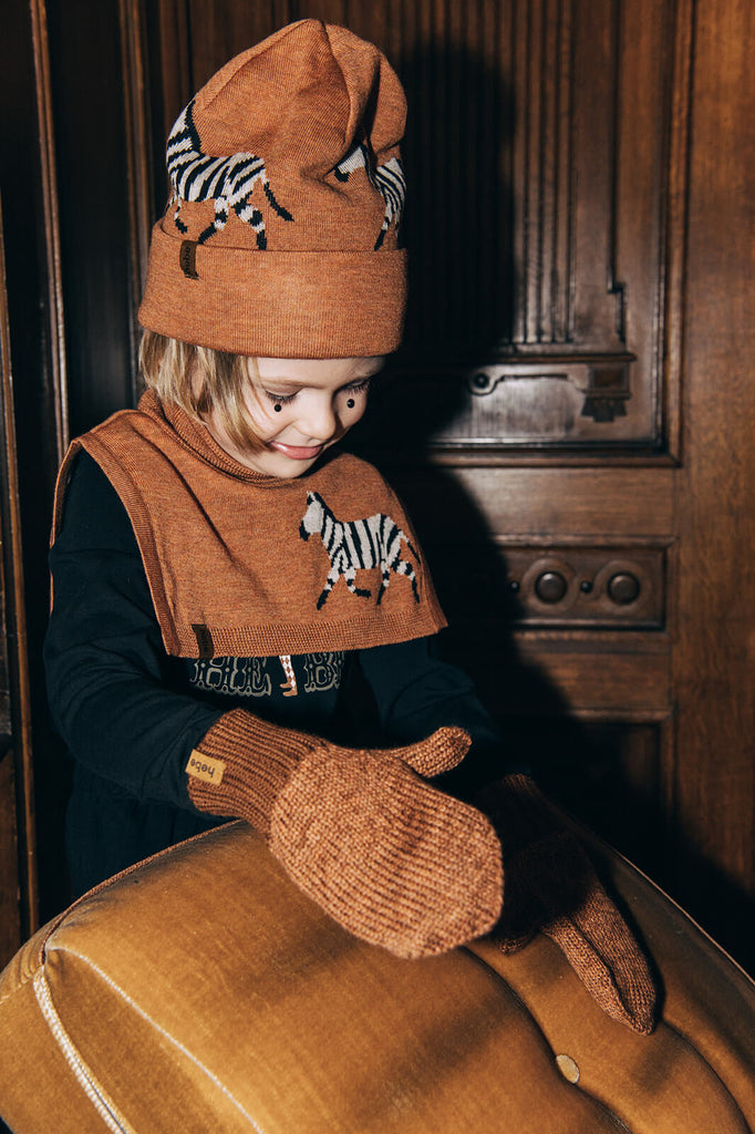 Shop brown merino wool mittens and gloves for kids online at MiliMilu in Hong Kong and Singapore. These mittens are a must-have winter accessory to keep your child warm in colder weather. Milimilu offers a wide selection of merino wool kid accessories online. Shop the best and most thoughtful kids Christmas presents.