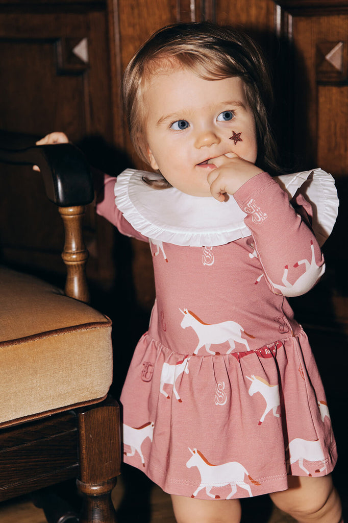 Shop baby body dress with unicorns in pink colour online in Hong Kong and Singapore at MiliMilu. This unicorn body dress is extra light and breathable, soft and gentle to sensitive baby skin. The best baby gifts, baby shower and baby Christmas gifts online in Hong Kong and Singapore.