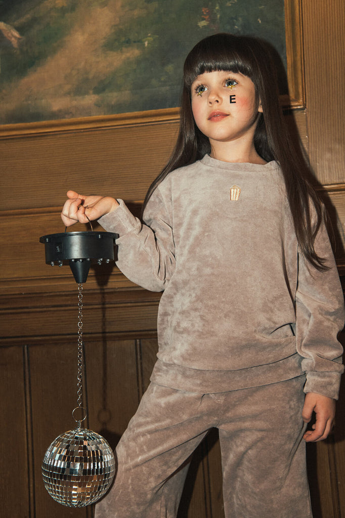 Shop this beautiful light velvet sweater that is perfect for stylish girls online in Hong Kong and Singapore at MiliMilu. It is easy to wear, goes well with any outfit, and is resistant to stains, making it ideal for all occasions, such as parties, travels, or daily wear. Mini Me twinning for stylish Mom and daughter.