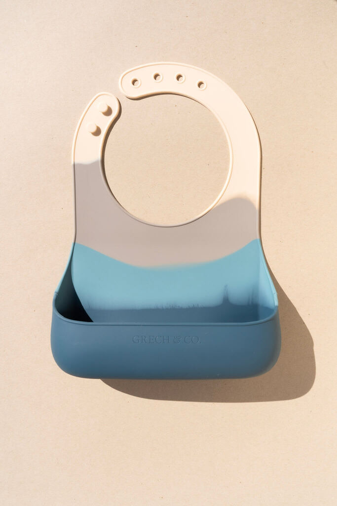 Looking for a stylish and practical baby bib? The eco-friendly GRECH & CO. silicone bib in shades of blue is the best option to shop online in Hong Kong and Singapore. Made from 100% LFGB grade silicone, this bib is hypoallergenic and free from harmful chemicals It's easy to store and take on-the-go baby bib.
