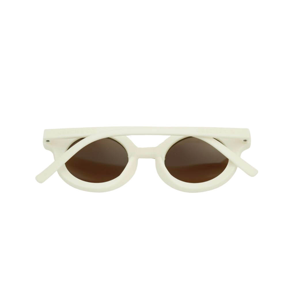 The very popular sustainable kids' round sunglasses are back in a new version in white colour by Grech & Co is featured in an eco-friendly/non-toxic break-resistant material - offering higher durability and longevity. Shop the best kids sunglasses online at MiliMilu in Hong Kong and Singapore.