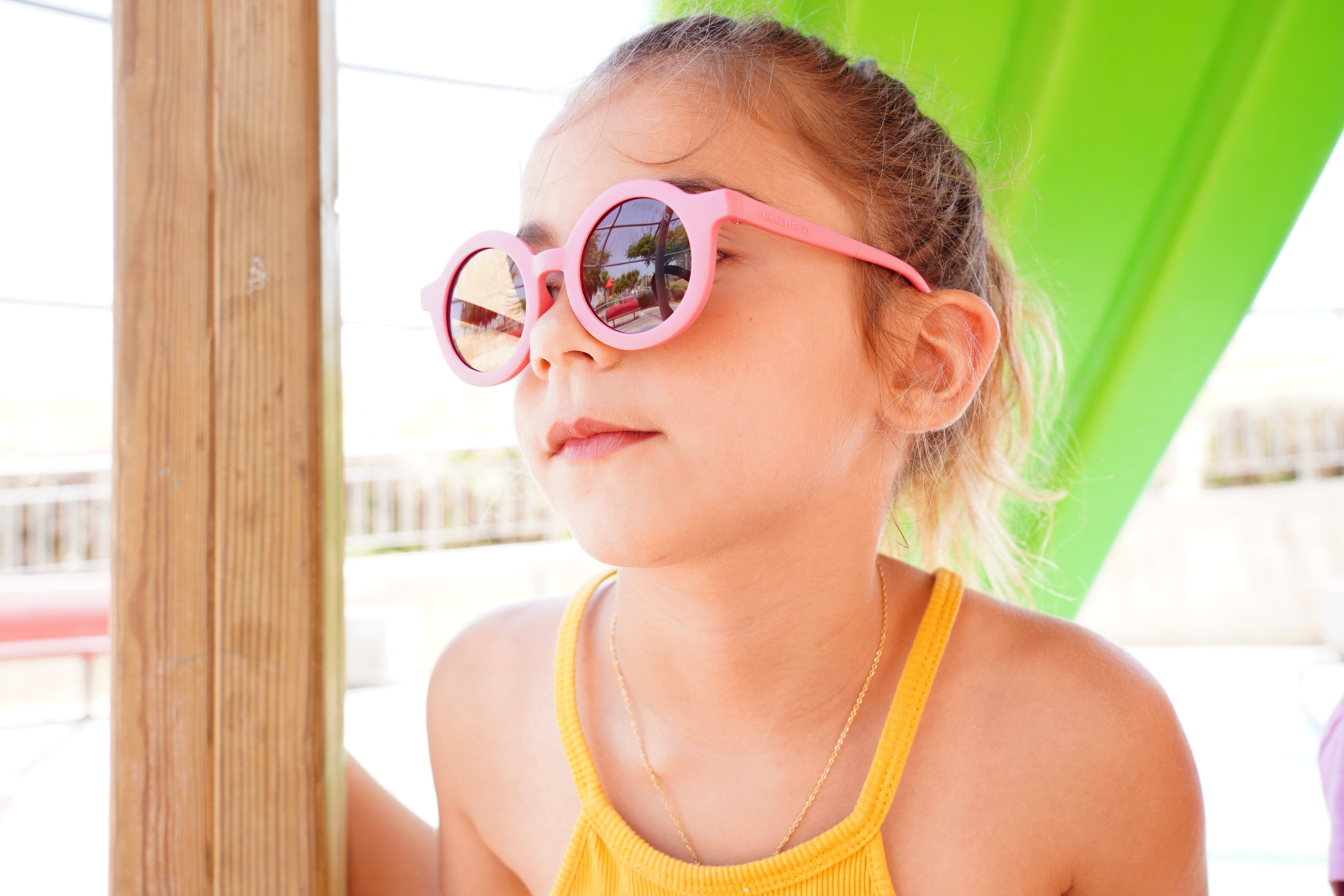 Shop sustainable kids' sunglasses with UV light protection in pink colour online in Hong Kong and Singapore. Eco-friendly sunglasses that are bendable and break resistance and very stylish on cool to add to the look. The most famous girls' present and gift in Hong Kong.