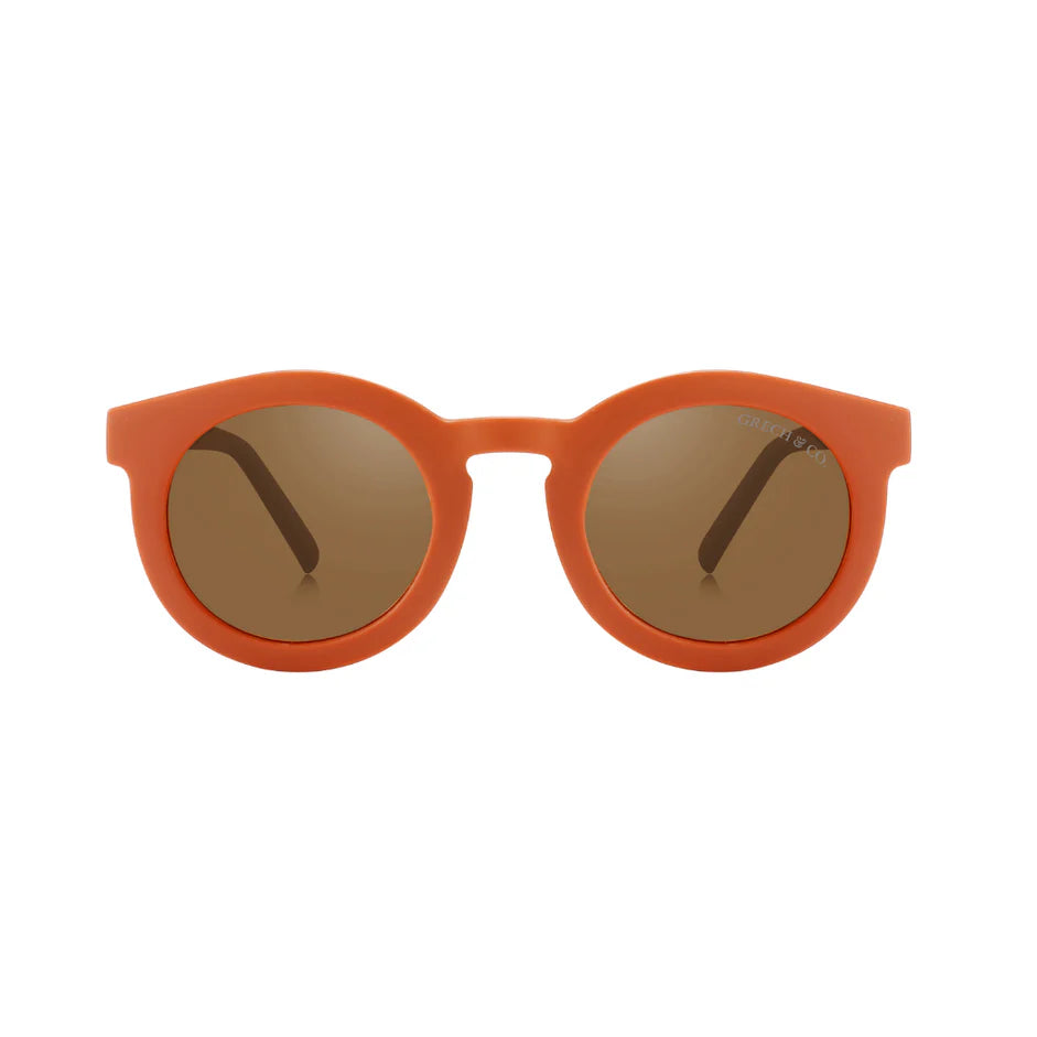 The new sustainable sunglasses in orange colour by Grech & Co is featured in an eco-friendly/non-toxic break-resistant material. Sustainable sunglasses are the conscious choice for kids’ sunglasses with polarised lenses and UV400 protection from the sun. Stylish and sustainable kids and baby sunglasses by MiliMilu.