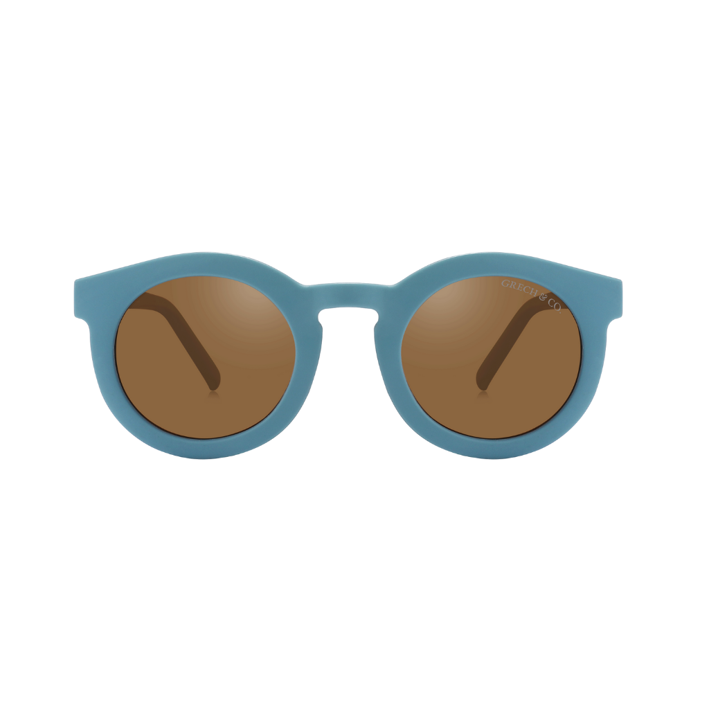 The new sustainable baby sunglasses in blue colour by Grech & Co is featured in an eco-friendly/non-toxic break-resistant material. Sustainable baby sunglasses come with polarised lenses and UV400 protection from the sun. Mini Me matching sunglasses for babies and parents by MiliMilu. The best gifts for babies.