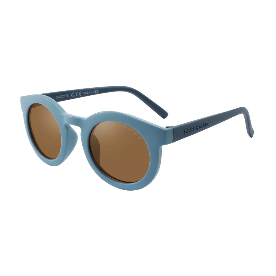 The sustainable sunglasses in blue by Grech & Co are featured in an eco-friendly/non-toxic break-resistant material. They have polarised lenses and UV400 sun protection. MiliMilu offers sustainable sunglasses for babies, kids, teens, and adults. Whole-family matching sunglasses are available. Best gift for kids.