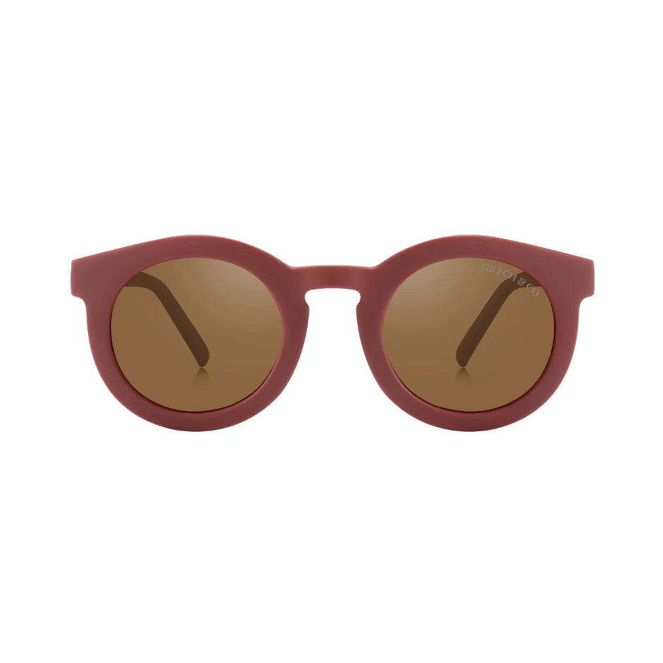 The new sustainable kid's sunglasses by Grech & Co in mallow colour are eco-friendly/non-toxic break-resistant material. Sustainable kids sunglasses from Grech & Co are the conscious choice for kids’ sunglasses with polarised lenses and with UV400 protection from the sun. MiliMilu offers baby and kids sunglasses.