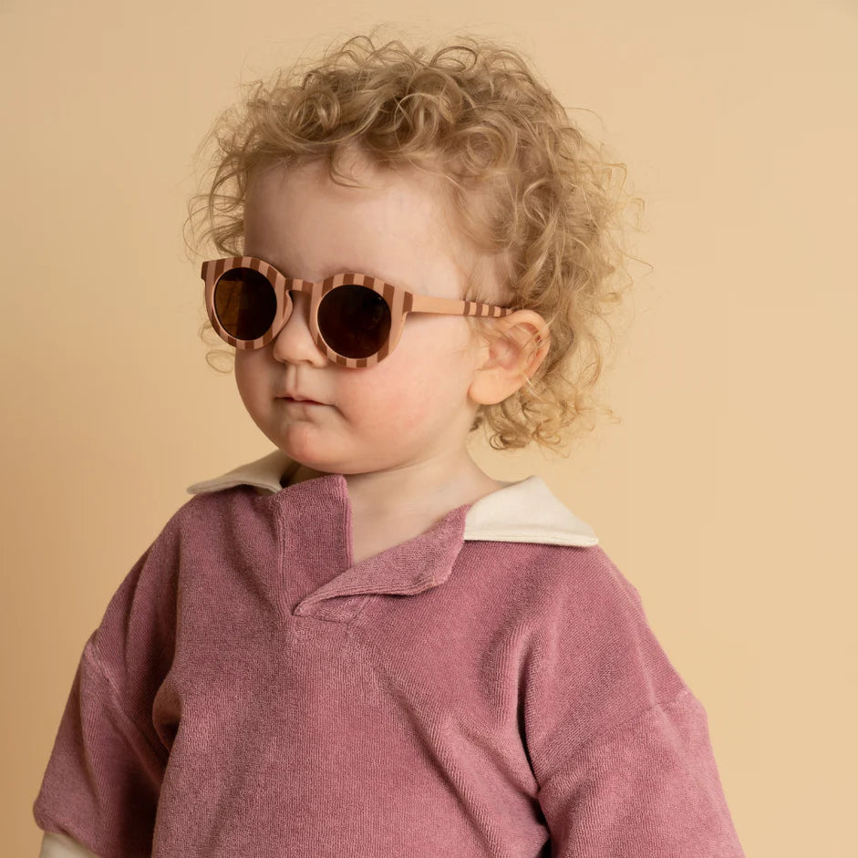 Shop sustainable sunglasses in oink and red for babies by Grech & Co with polarised lenses and with UV400 protection from the sun. The sustainable baby sunglasses for baby girl. These pink sunglasses are bendable. Mommy and Me sunglasses and Daddy and Me sunglasses for Mini-Me matching. The best gift for babies.
