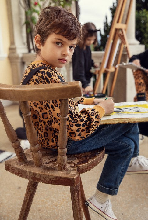 Mini Rodini sweatshirt with raglan sleeves is made from 100% GOTS-certified organic cotton, ensuring the highest quality and sustainability. Featuring a bright beige leopard p, this leorintpard sweatshirt is perfect for the current season.