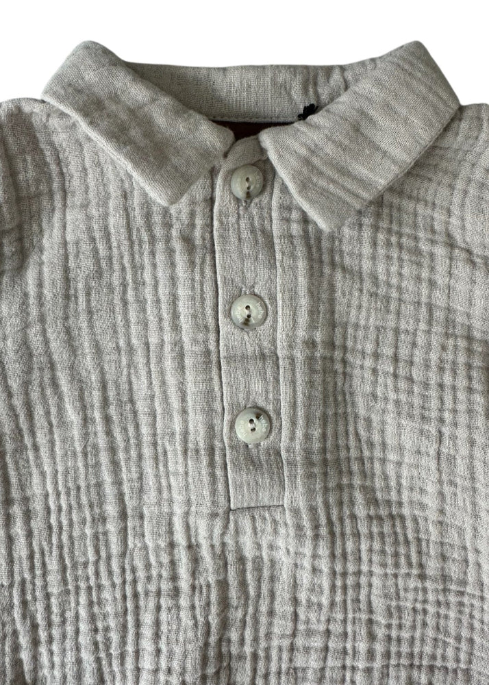 Milimilu organic baby muslin romper in light grey, sustainable baby clothing.