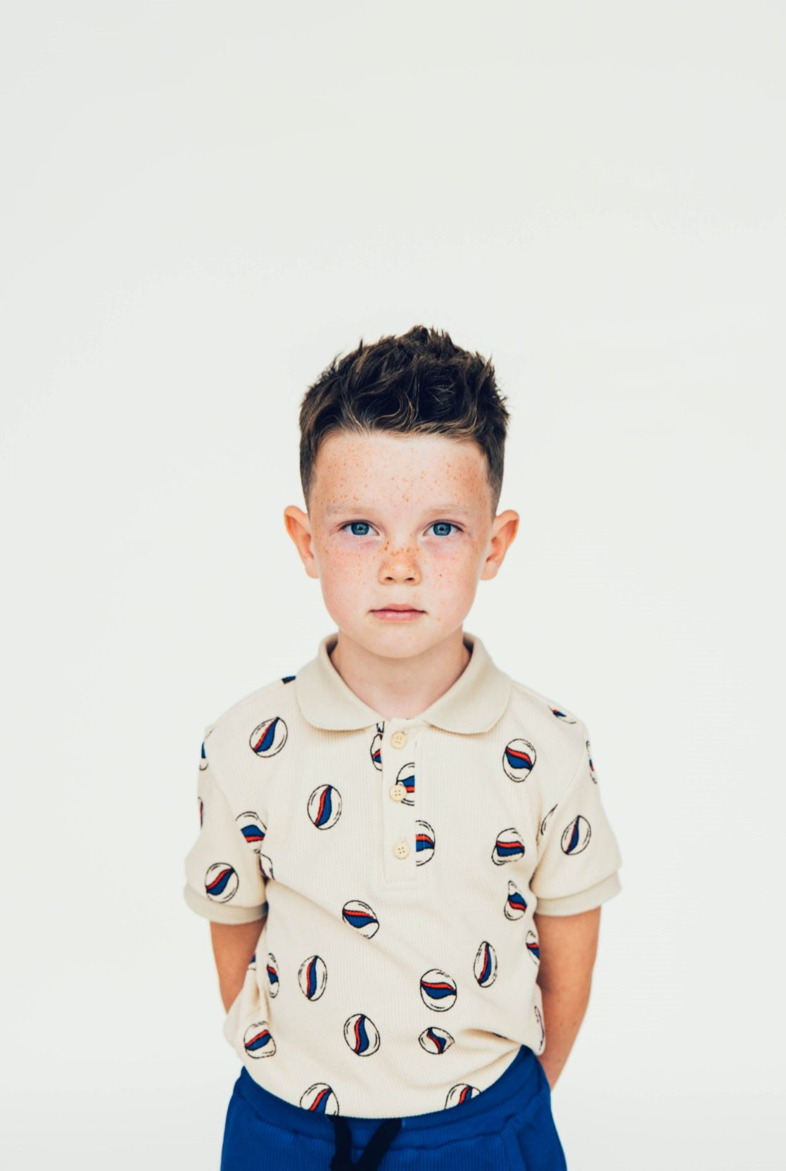 Organic cotton boys polo shirt with a stylish marble print. MiliMilu Lifestyle offers the best sustainable kids and teens clothing online.
