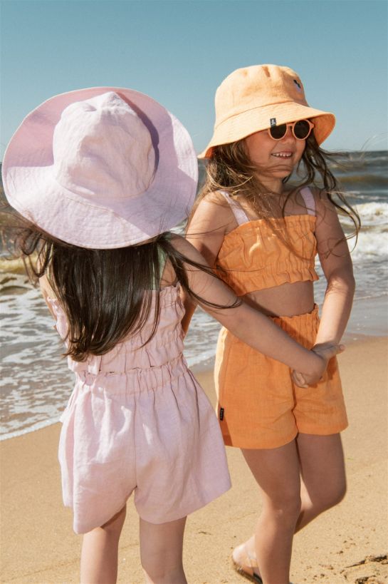 The breathable and stylish lilac linen girl's sun hat is perfect for this summer and also sun protection. Made from high-quality European linen without any harmful chemicals in fair trade in Latvia. MiliMilu offers sustainable fashion and clothing for kids and teens from organic materials in Hong Kong and Singapore.