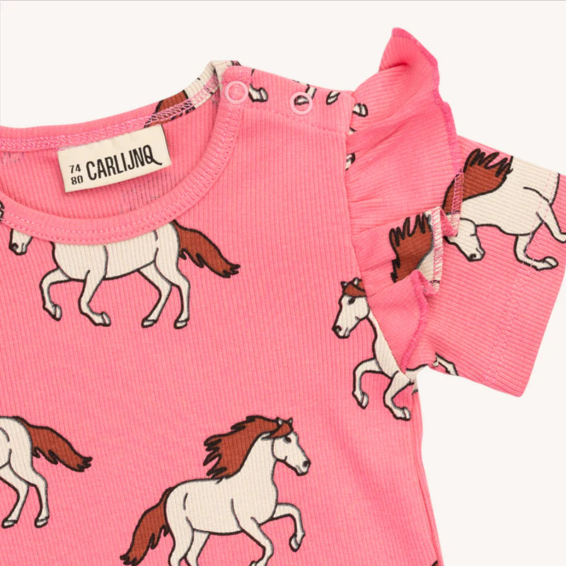 Shop adorable wild horse-ruffled baby girl's bodysuit made with organic cotton, this girl pink body is not only comfortable and soft for everyday wear but also popular among stylish girls. Shop baby clothing and baby shower gifts and baby presents online at MiliMilu in Hong Kong and Singapore with fast local delivery.