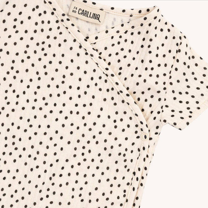 The baby body, with its kimono-style design, is a charming addition to your little one's wardrobe. This baby kimono bodysuit with mini dot print is made with organic cotton for easy wear and comfort comes with snap buttons. The best and most breathable baby summer clothing online, the best baby shower gifts.
