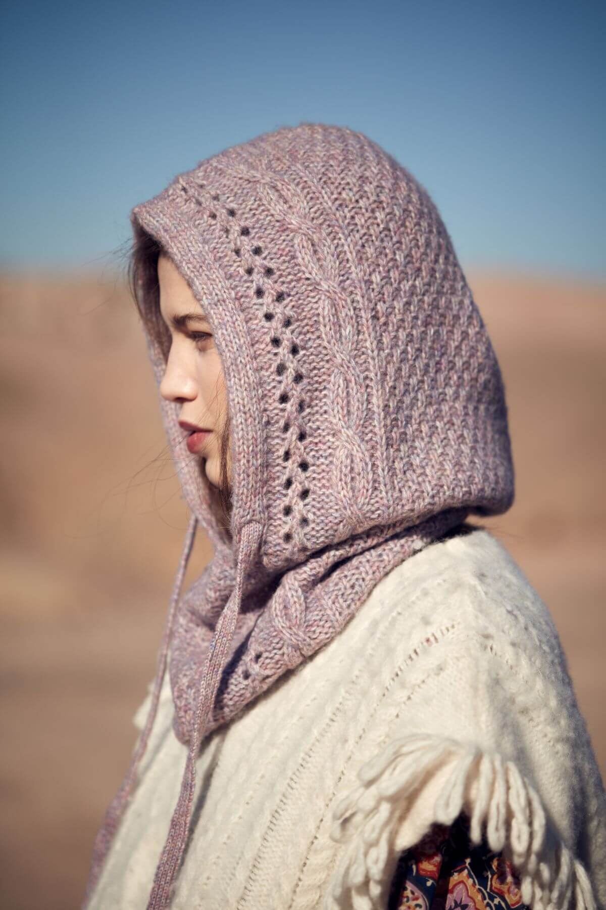 Shop women's hood/hat in mauve colour for cooler months online in Hong Kong and Singapore at MiliMilu by Louise Misha. This women's hood will keep you warm and stylish as it can also be worn also traveling. Shop women's sustainable accessories, hats and presents for celebrations and Christmas online at MiliMilu.