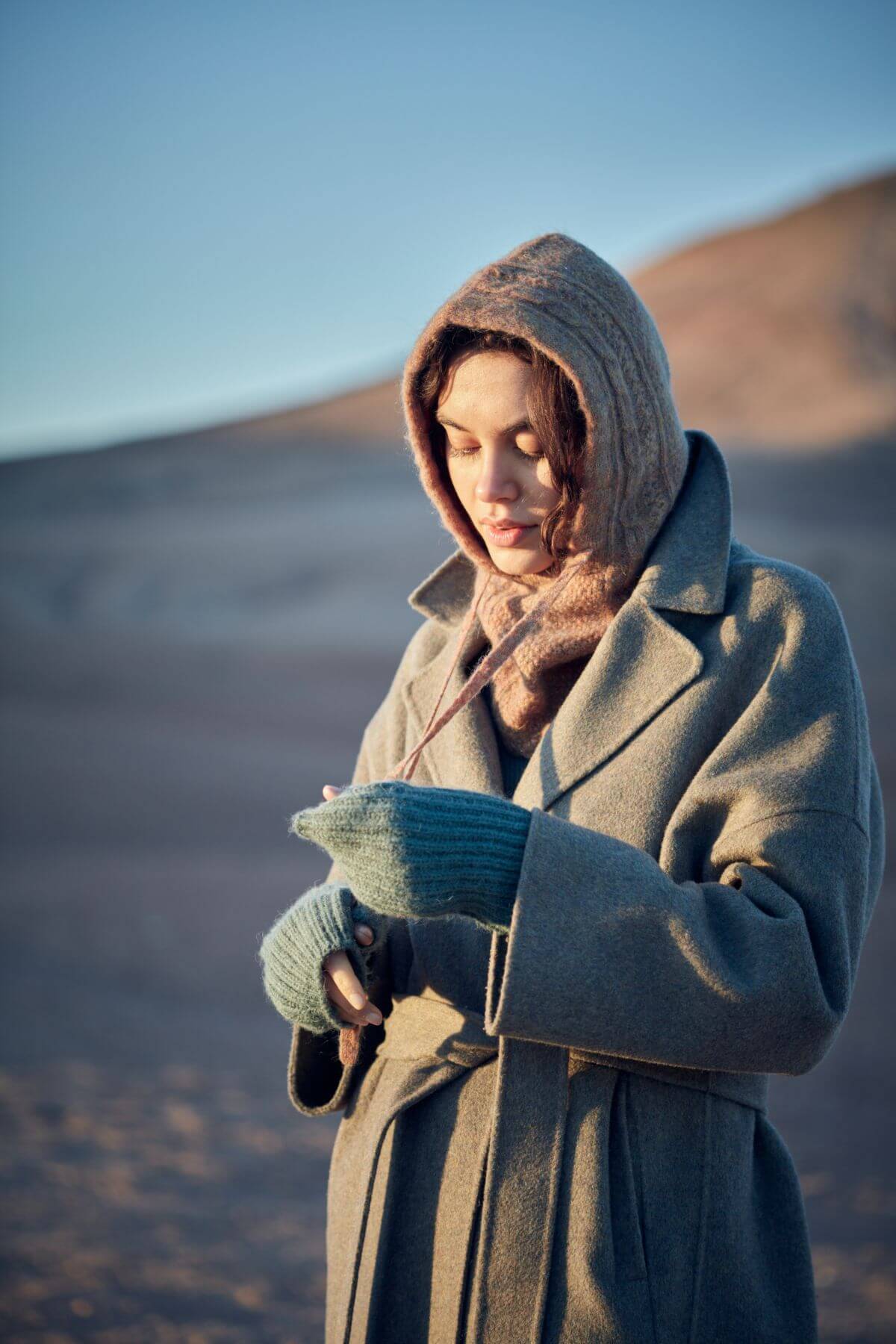 Women's hood in cinnamon colour online at Milimilu Lifestyle by Louise Misha. This women's hood is woven and breathable but also keeps you warm and stylish.