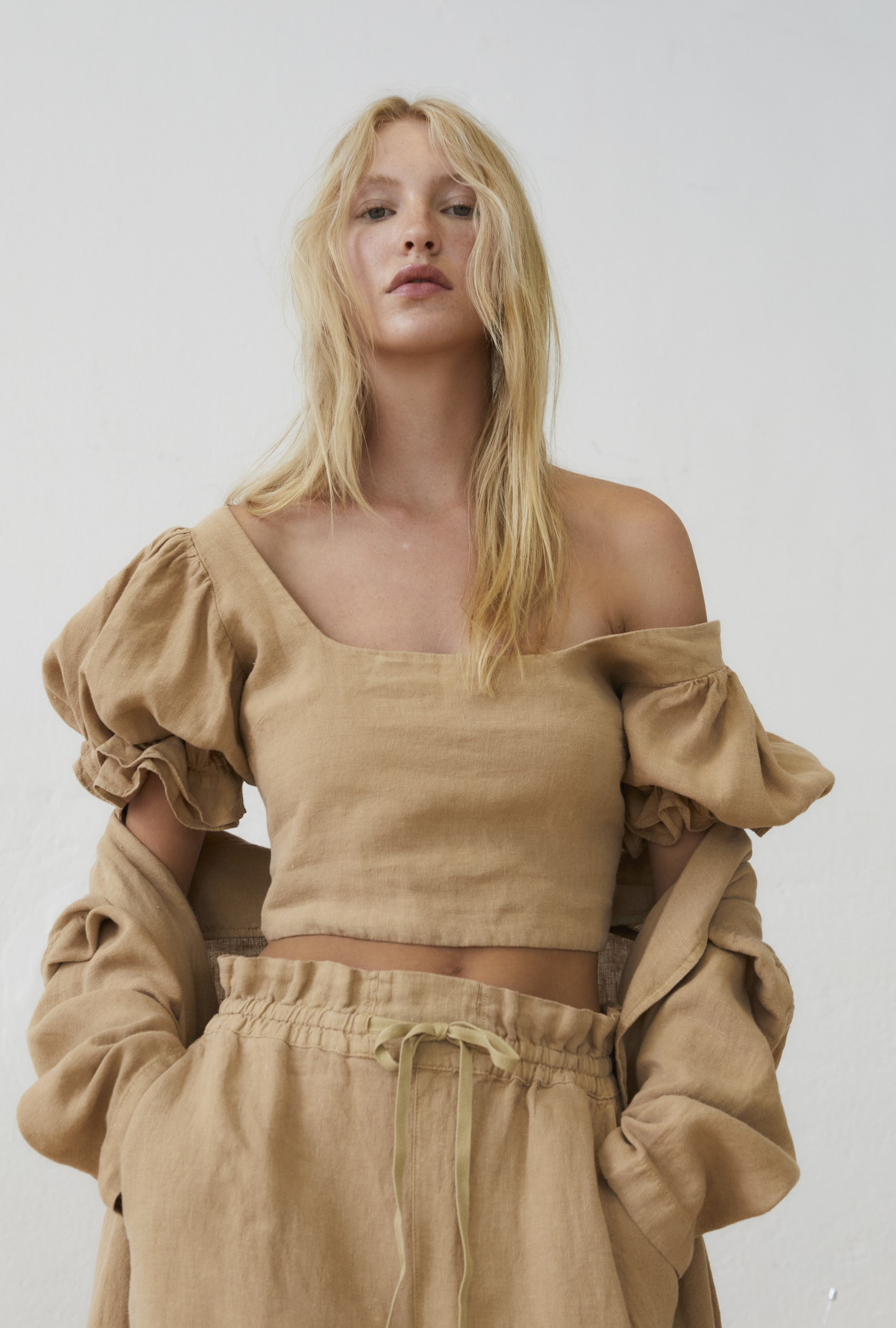 Linen women cropped top in tan colour. This slightly cropped top is one of the best summer tops. This trendy cropped linen top is made from sustainable linen.
