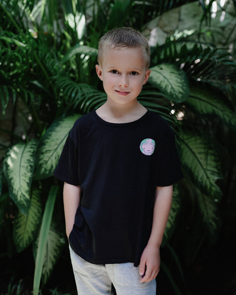 Child modeling black bamboo t-shirt for sensitive skin from MiliMilu.