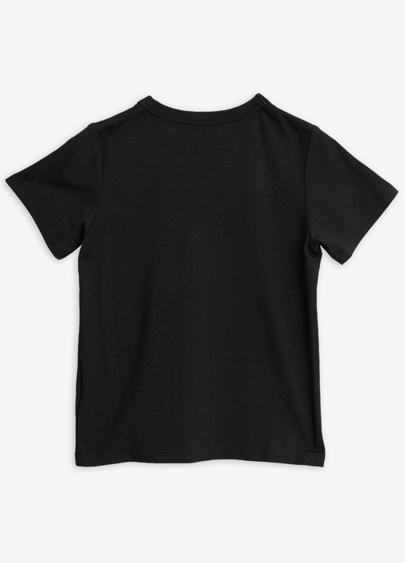 Mini Rodini kids T-shirt basic line is crafted from TENCEL Lyocell. This kids T-shirt in black is breathable and lightweight clothing for kids that is practical