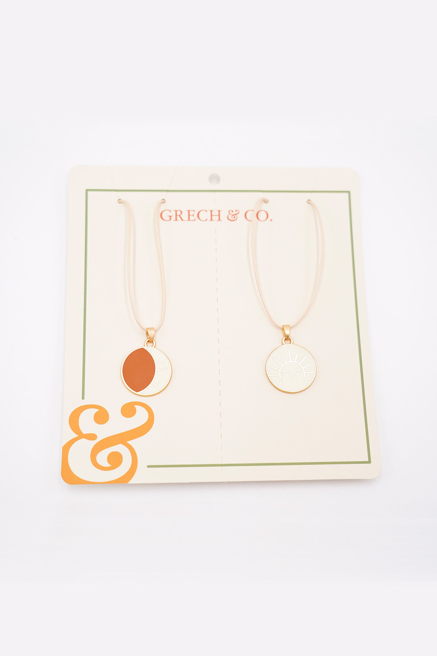 The friendship necklace set Sun and Moon for girls is a stylish necklace made from eco materials by Grech&Co online. MiliMilu offers sustainable kids jewellery.