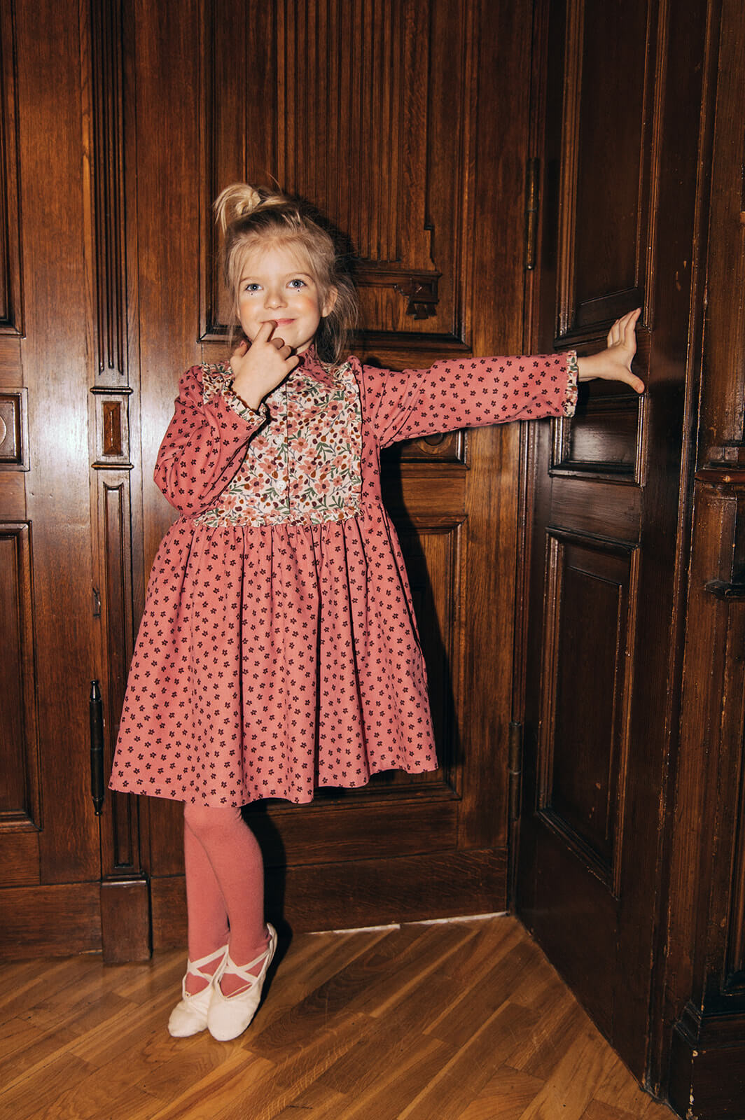 Light velvet pink girls dress with a flower print online. This pink girls dress is comfortable and adorable. Sustainable kids clothing clothing online.