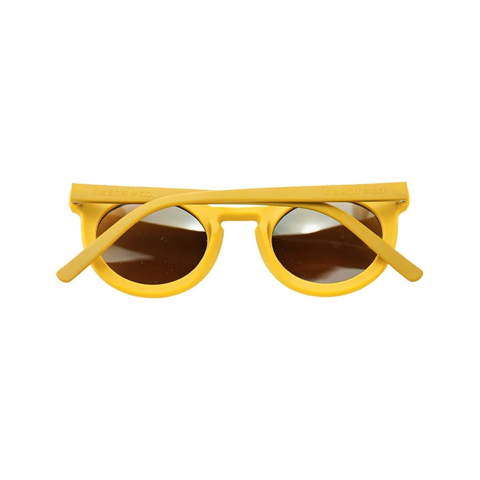 The new kids sunglasses in yellow colour by Grech & Co is featured in an eco-friendly/non-toxic break-resistant material. Sustainable sunglasses are the conscious choice for kids’ sunglasses with polarised lenses and UV400 protection from the sun. MiliMilu offers sustainable sunglasses for kids, babies, teen and adult