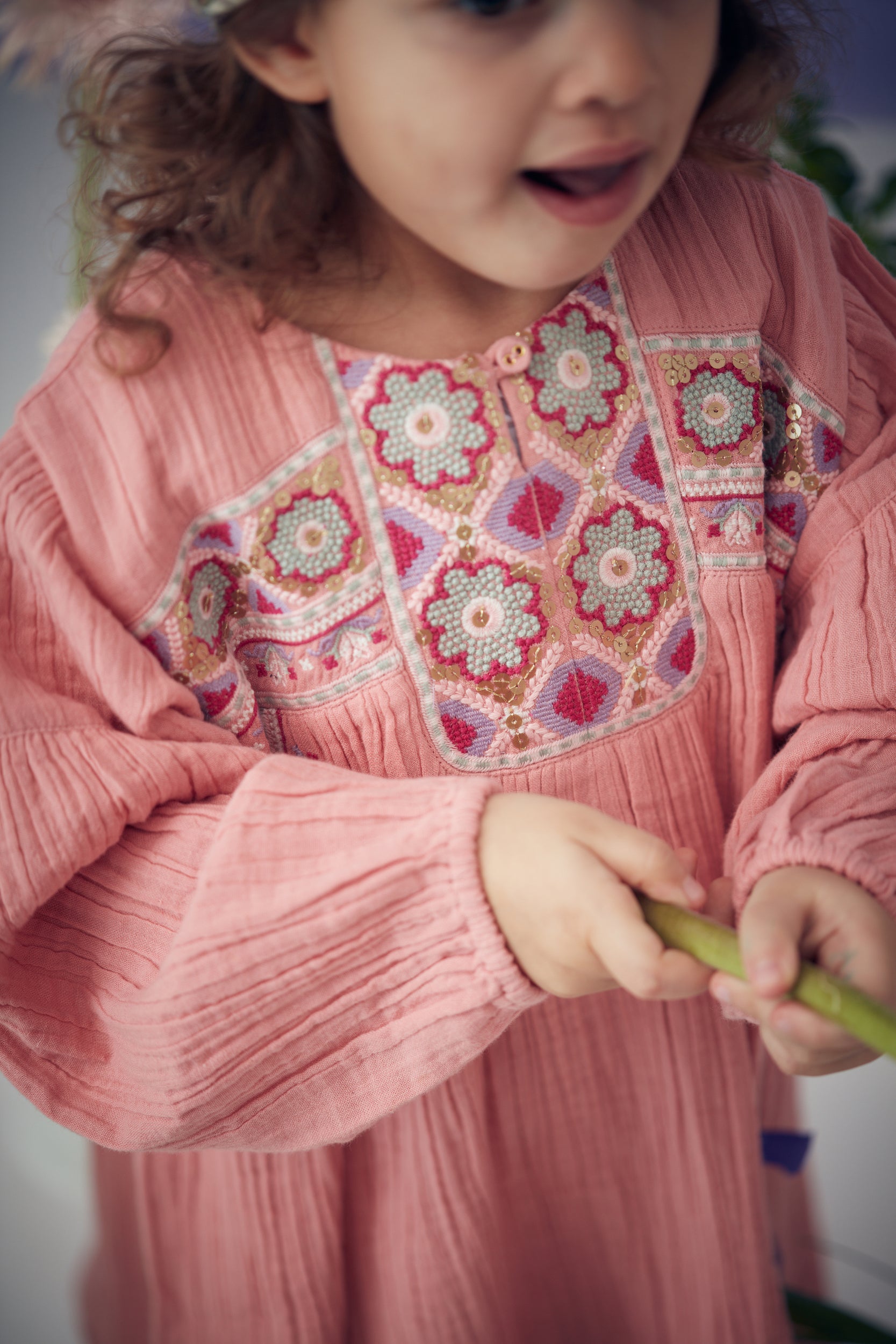  Discover the enchanting Issena organic cotton light pink dress, a perfect blend of comfort and style for your little one. Crafted from soft, breathable organic cotton in a delightful light pink dress with  graphic embroideries and handmade details by Louise Misha.