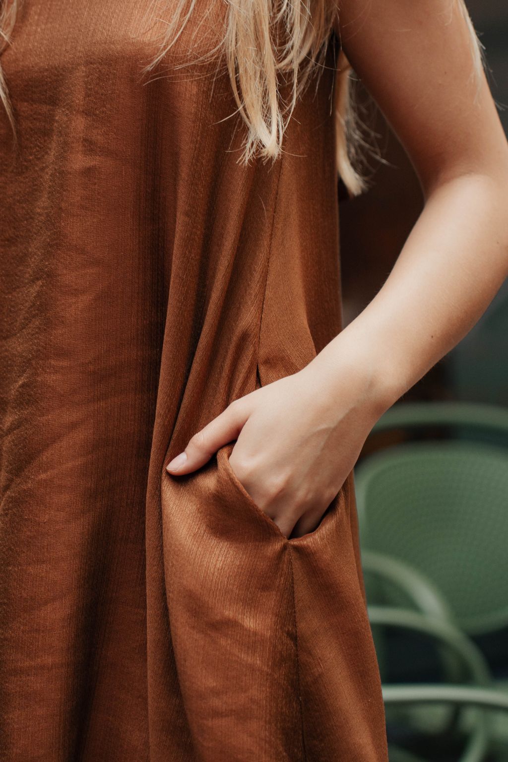 Linen mini dress with functional side pockets in caramel.