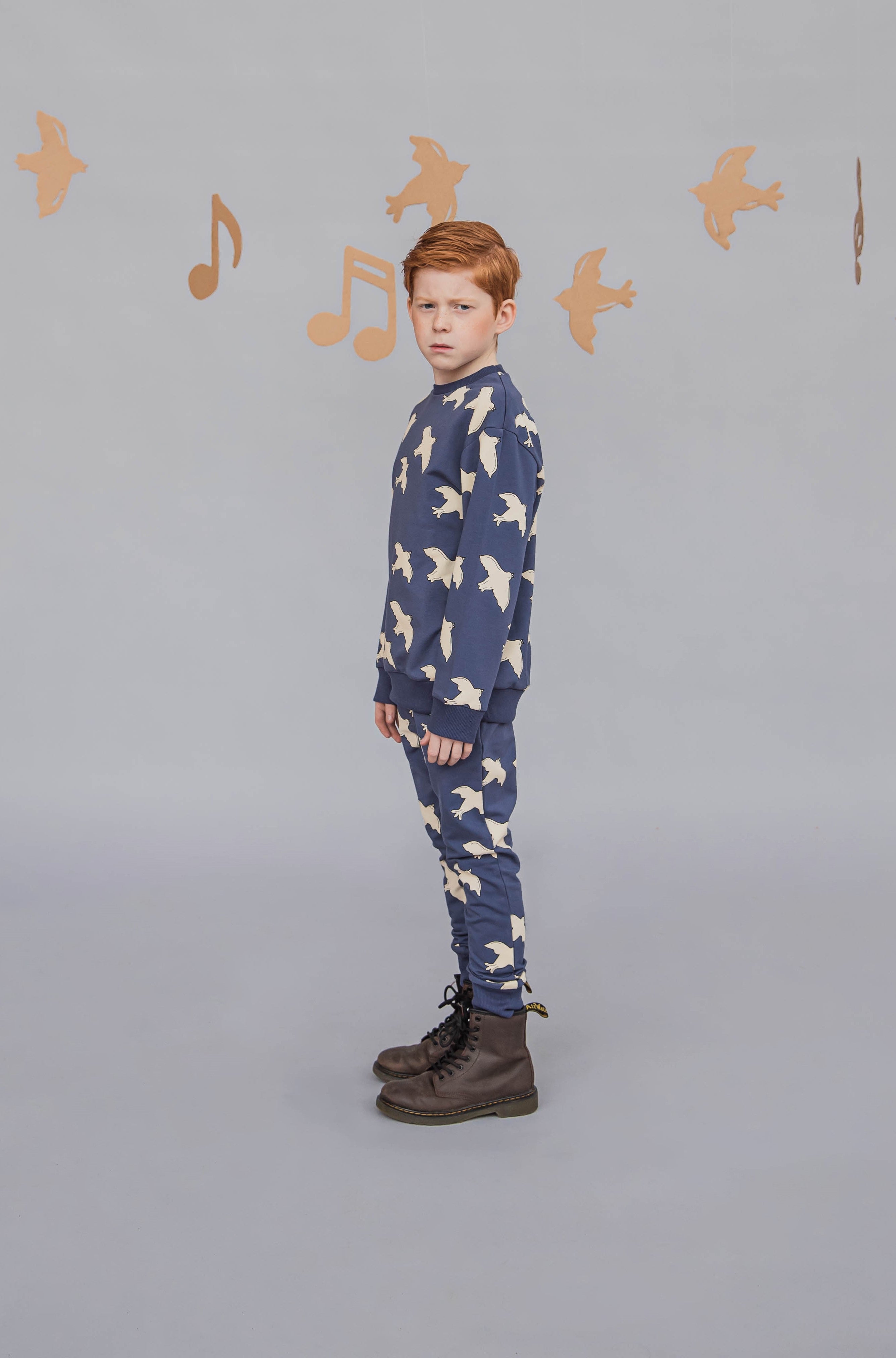 SComfortable kids joggers in blue colour with all-over bird print at MiliMilu Lifestyle. Kids and tween clothing, the best kids gifts for birthdays & Christmas.