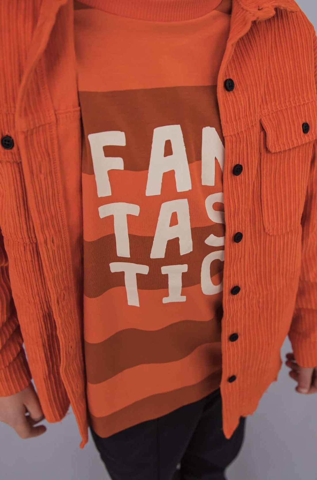 Organic cotton long-sleeved oversized kids and tween tops in orange online. This practical kids long-sleeve top is made with lightweight organic (GOTS) cotton.