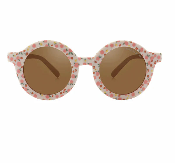 Shop sustainable kids' round sunglasses with the pink flower print.  We just love how flexible these sustainable kids' sunglasses are with polarised lenses and UV400. Mini Me twinning is available to make outgoings even more fun. Shop the best kids' sunglasses online at MiliMilu in Hong Kong and Singapore.