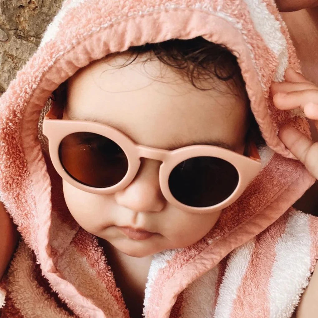 Shop sustainable baby sunglasses in pink colour by Grech & Co. These eco-friendly sunglasses have polarised lenses and UV400 protection from the sun. Sustainable baby girl sunglasses are the best summer accessories. Mini-me sunglasses and Mommy and Me matching are available. Best baby presents and gifts.