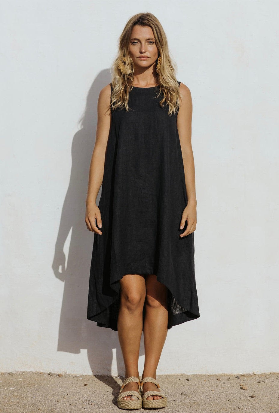 Toscana black linen women's dress is flowy and free-fitted, made with high-quality European linen, breathable and lightweight, perfect clothing for hot and humid weather. Simple and stylish women's black linen dress will be part of your capsule wardrobe, shop women linen dresses online in Hong Kong and Singapore.