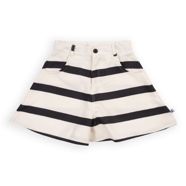 The most stylish girls' black and white shorts from CarlijnQ. These girl's shorts have a wide fit with two pockets. The breathable and stylish shorts are made from 100% Tencel. The girl's shorts are available in sizes from 1 up to 14 years. MiliMilu offers sustainable fashion for kids and teens in Hong Kong.