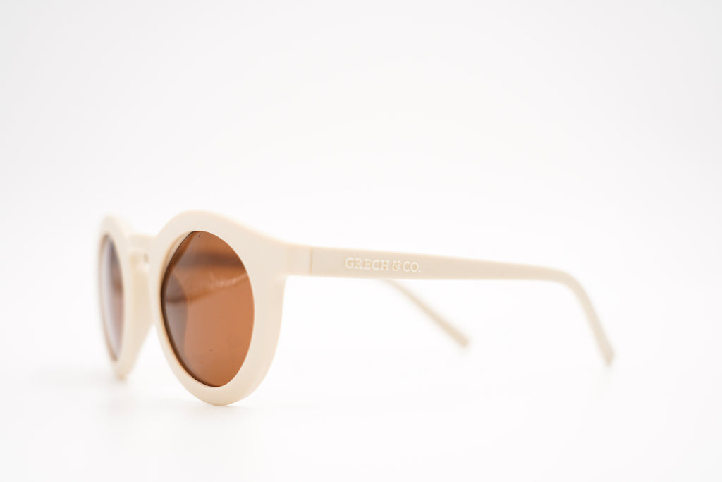 The sustainable sunglasses in white colour by Grech & Co is featured in an eco-friendly/non-toxic break resistant material. Sustainable sunnies are the best choice for kids’ sunglasses with polarised lenses and with UV400 protection from the sun. Mini Me sunglasses are available, family matching sunglasses.