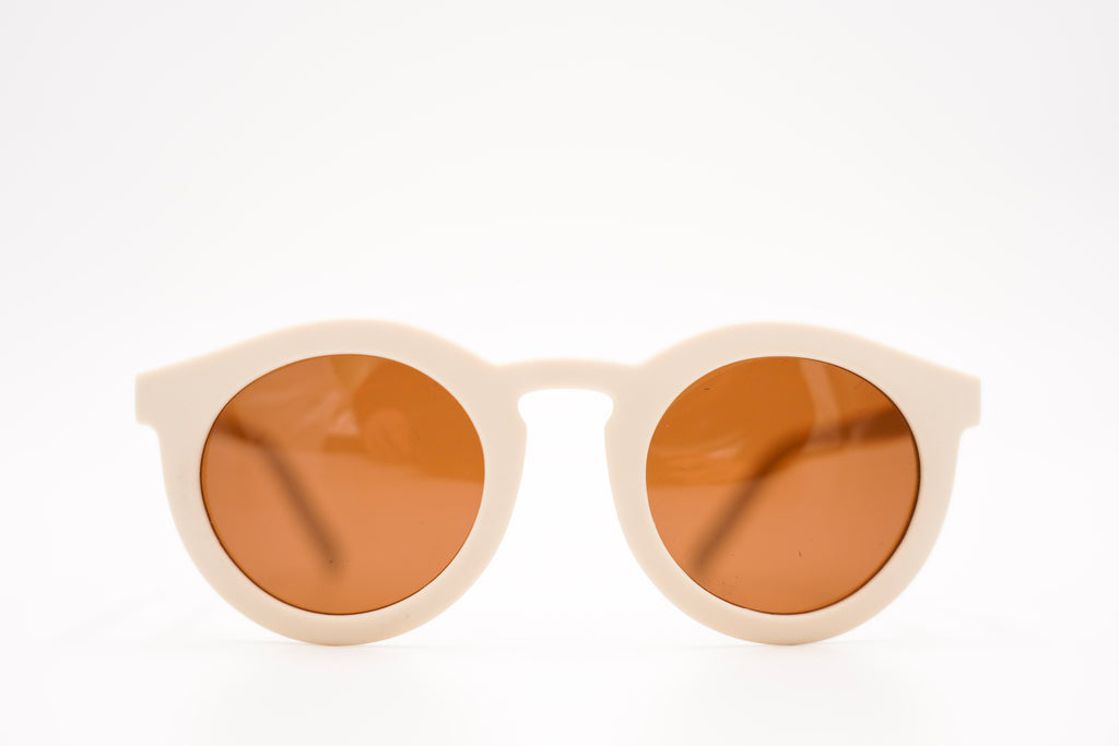 The sustainable sunglasses in white colour by Grech&Co is featured in an eco-friendly/non-toxic material. Sustainable sunnies with polarised lenses and with UV400 protection. Mini-Me styles are available to match sunglasses with your daughter or son for Mommy and me or Daddy and Me styles. Matching sunglasses with baby