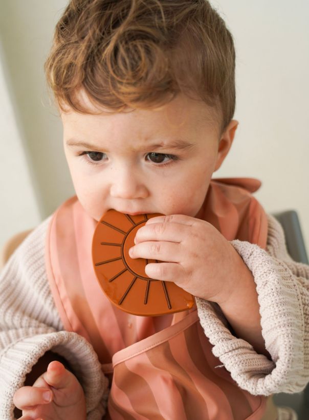 Grech & Co. easy-to-clean and store pink bib. Bib with pocket and water-resistant recycled oeko tex material. Practical and stylish sustainable baby pink bib.